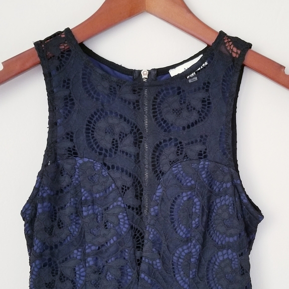 Lace bodycon dress - Picture 4 of 11